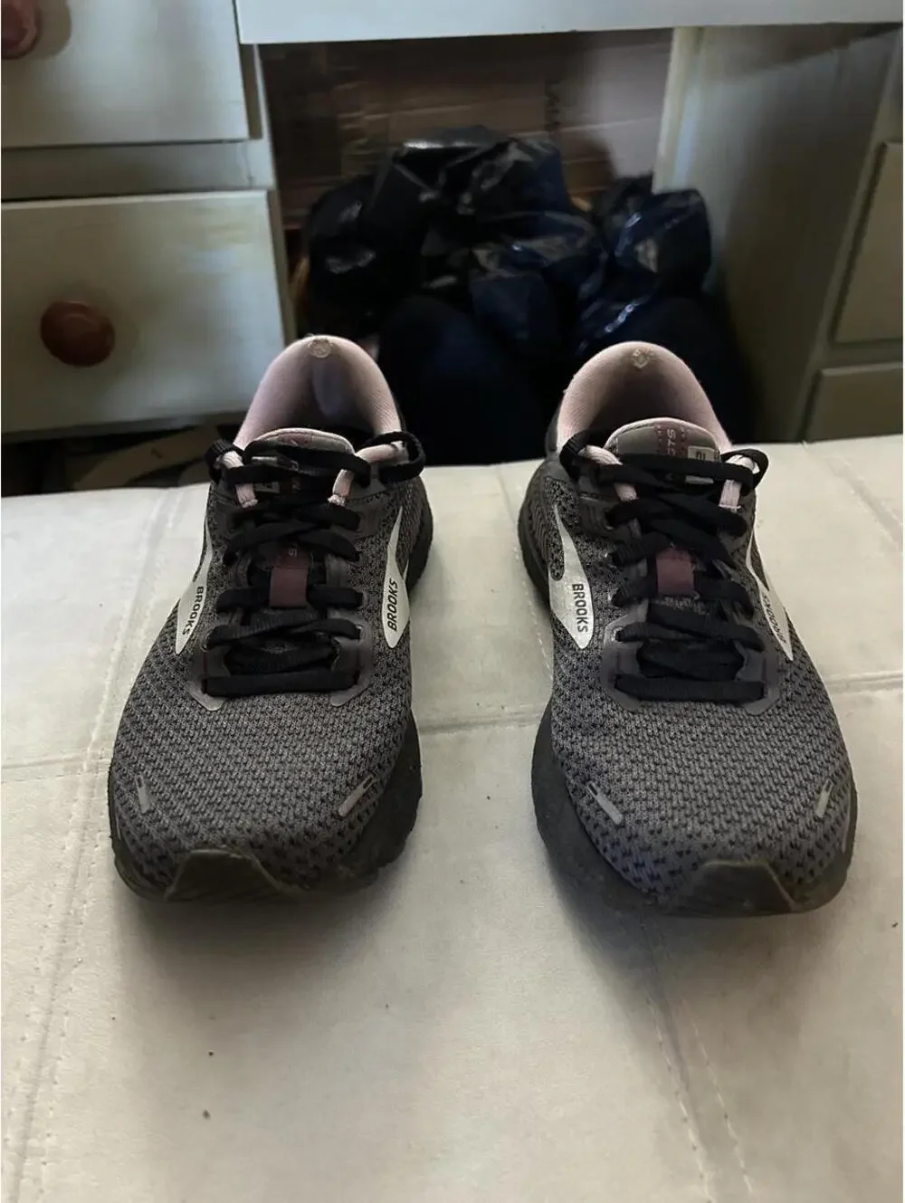 Brooks Adrenaline GTS 22 women’s running black & gray sneakers size 7